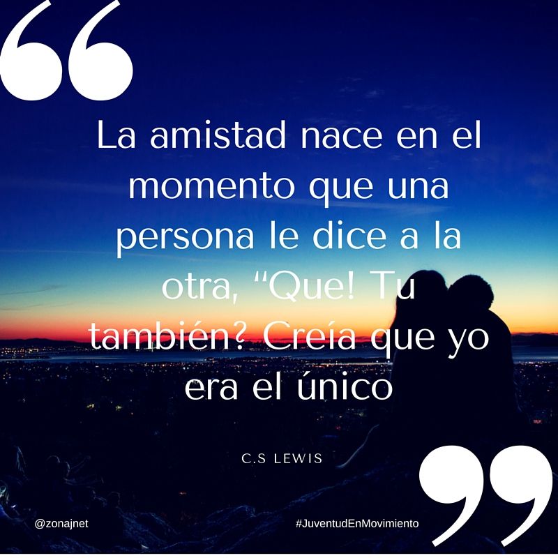 Amigos al atardecer sobre una montaña tienen a la ciudad abajo de fondo y habla cuando nace una amistad