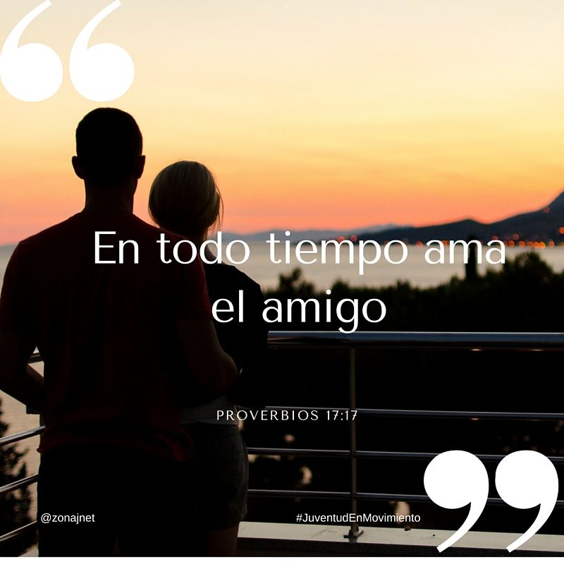 Dos amigos miran hacia el atardecer desde un balcón con un versículo de proverbios