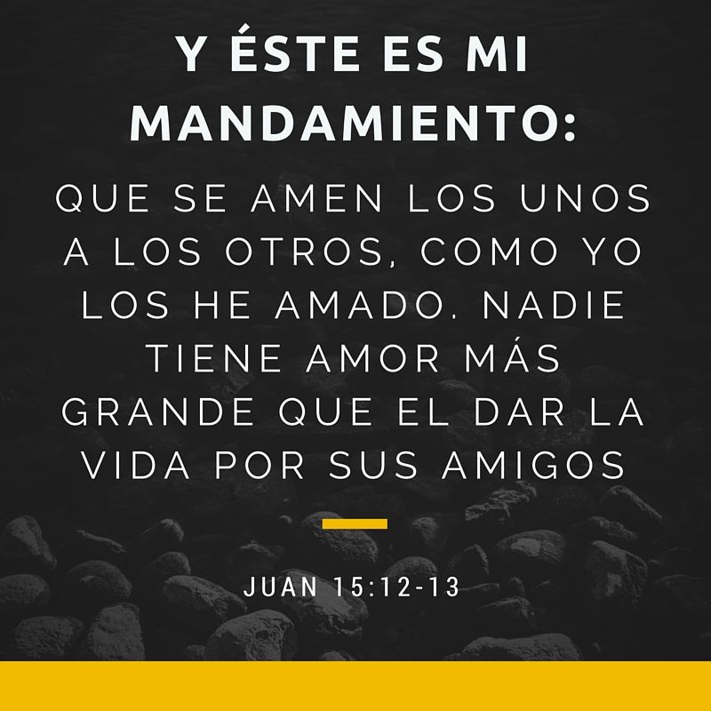 Letras blancas sobre un fondo negro y unas rocas