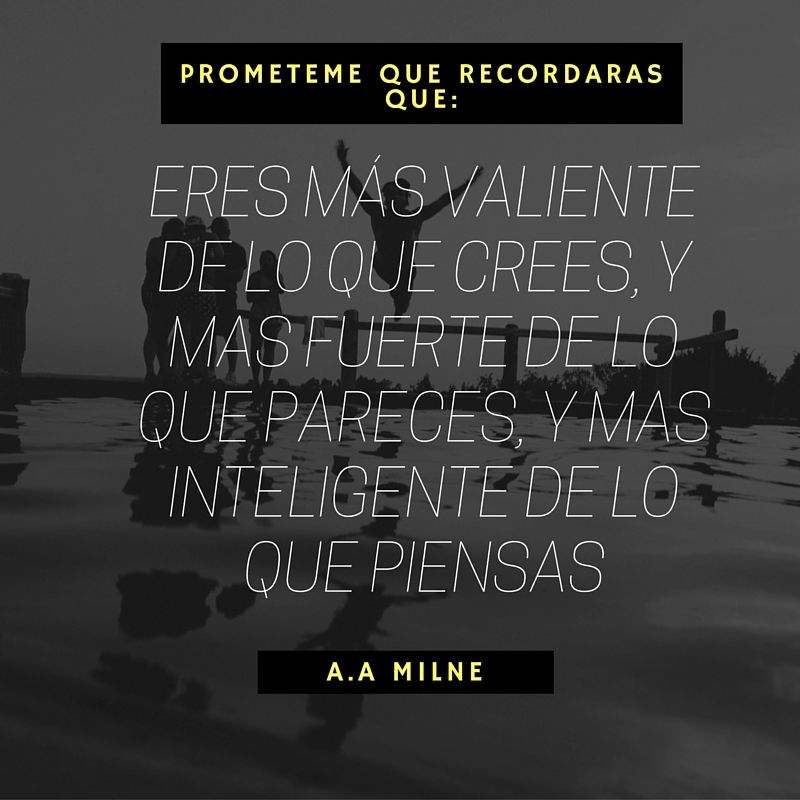 Varios amigos al lado de una piscina y uno ya está saltando al agua