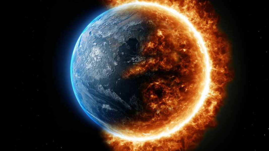 Esfera planetaria con una mitad rocosa y azulada y la otra cubierta de fuego naranja, rodeada de llamas sobre un fondo negro estrellado.
