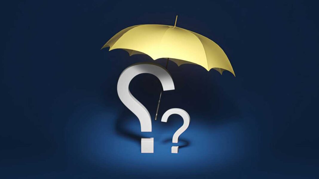 Dos signos de interrogación blancos de distinto tamaño bajo un paraguas amarillo abierto sobre un fondo azul oscuro.