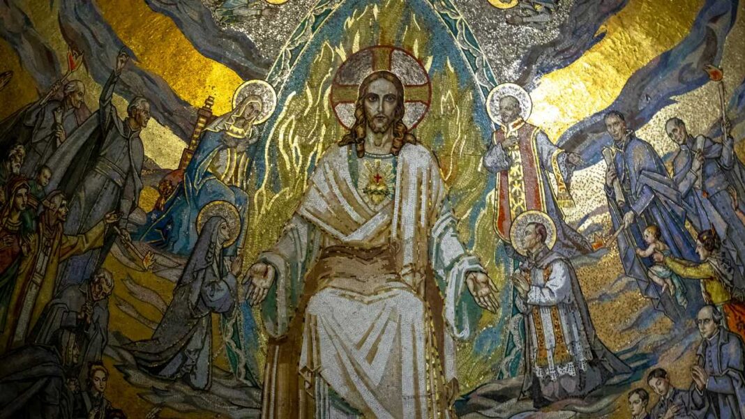 Mosaico religioso con figura central de barba y túnica blanca, aureola y brazos abiertos, rodeada de personas y ángeles sobre fondo dorado.