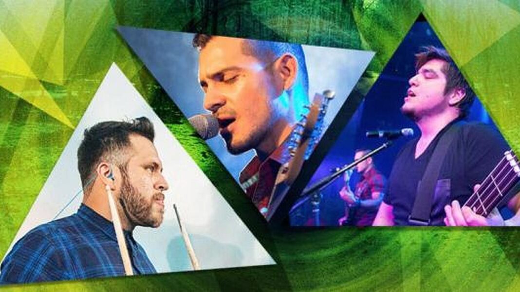 Collage triangular con tres músicos: un baterista de perfil con baquetas, un cantante con micrófono y guitarra, y un bajista cantando en escenario.