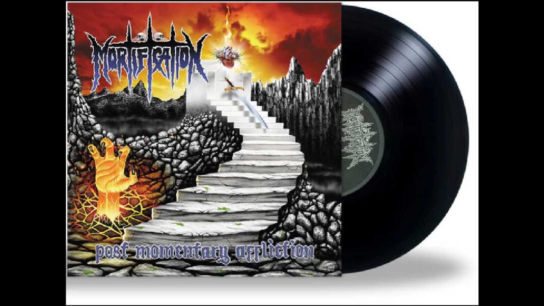 Portada de vinilo con escaleras de piedra, cielo rojo y una mano amarilla; al lado se ve el disco negro con la palabra Mortification.