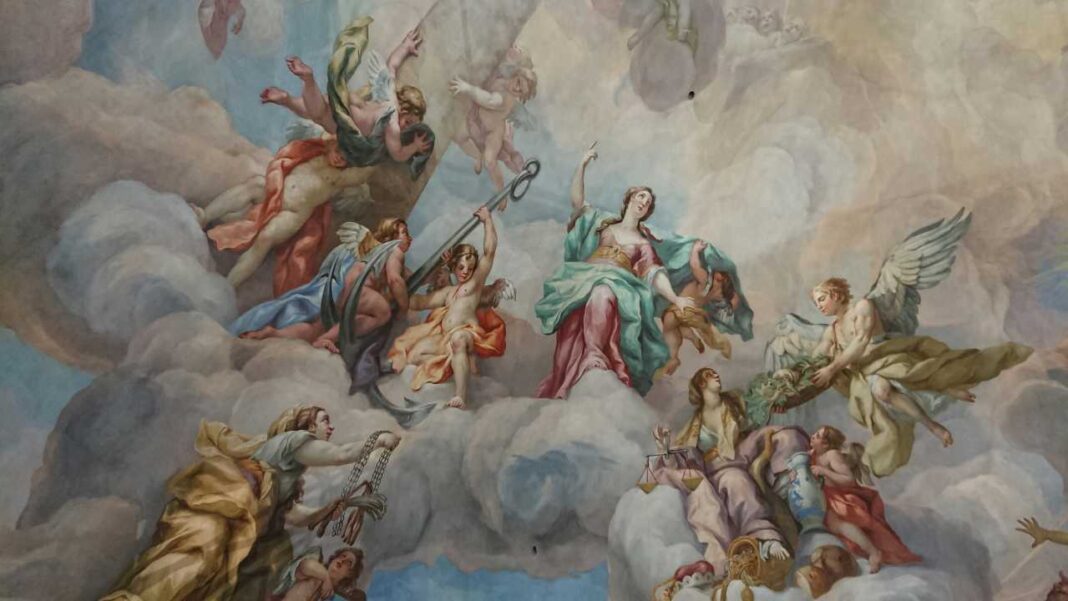 Pintura mural sobre nubes con varias figuras clásicas, ángeles alados, una mujer central con vestido verde y rosa y objetos simbólicos.
